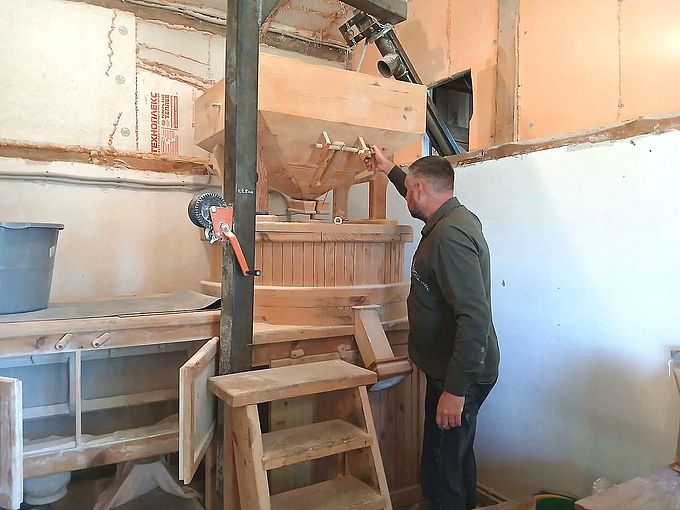 Дрёмин Степан Фёдорович показывает устройство мельницы