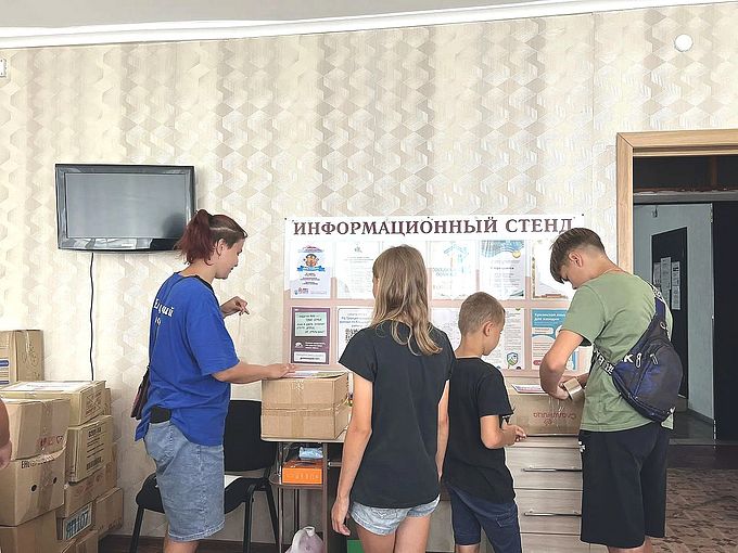 Подростки упаковывают посылки