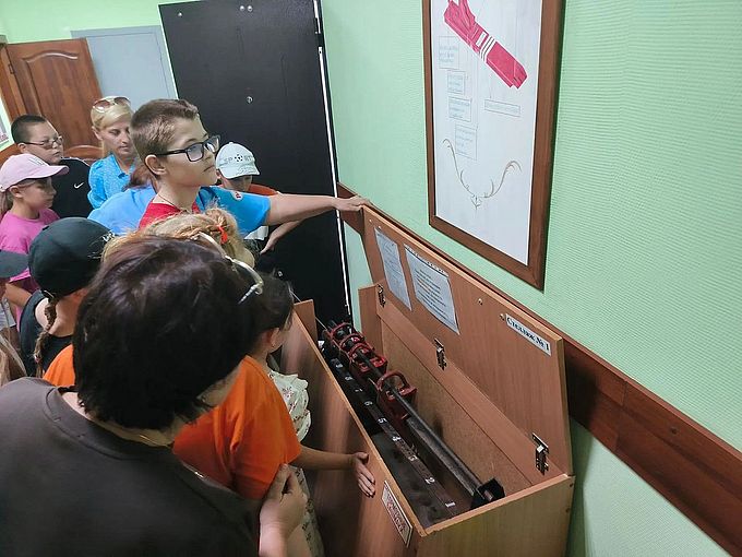 Участники экскурсии рассматривают тормозные башмаки