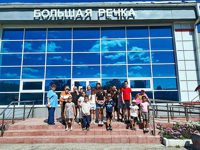 Участники экскурсии на фоне здания вокзала станции «Большая речка»