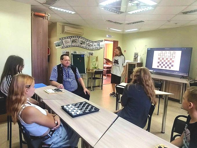 Участники турнира обсуждают правила игры