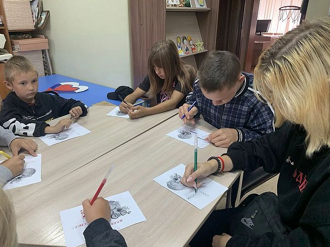Дети разгадывают кроссворд