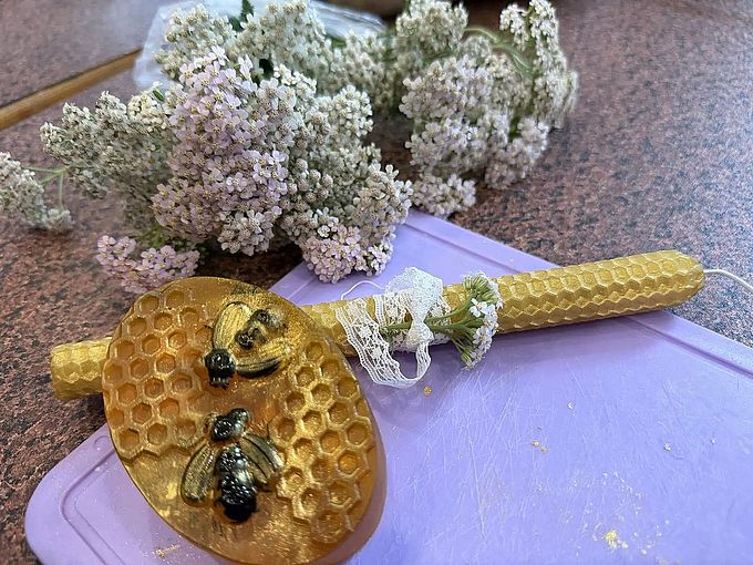 Свеча из вощины, медовое мыло и цветы тысячелистника