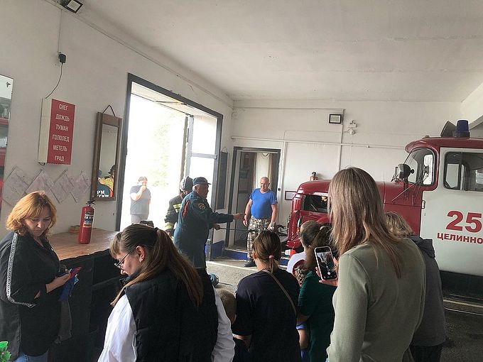 Пожарные показывают завязанный узел