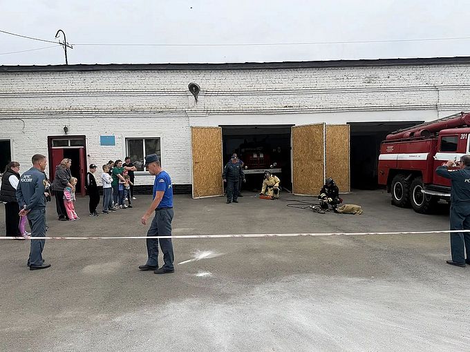 Пожарные показывают работу гидравлического разжима-клещей