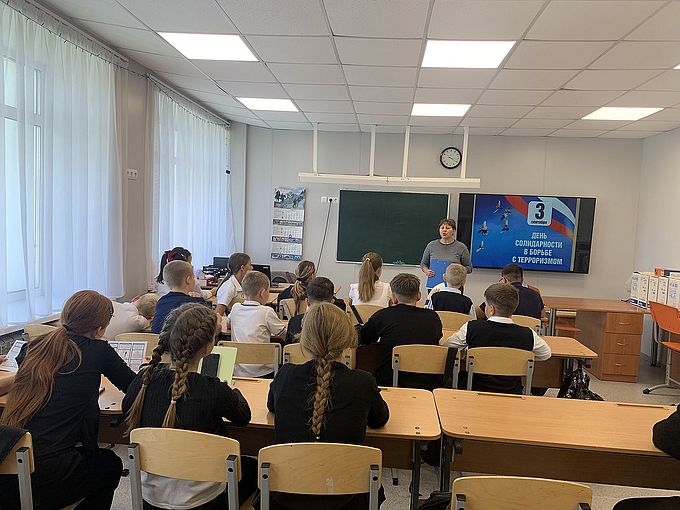 Ученики слушают Шуйскую Ольгу Петровну