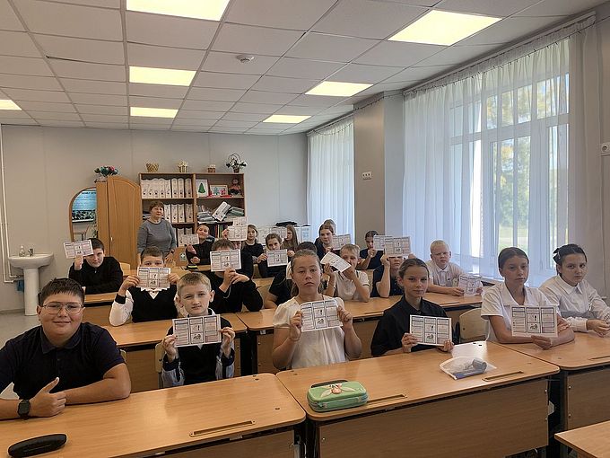 Участники мероприятия. Дети держат в руках буклеты о терроризме.