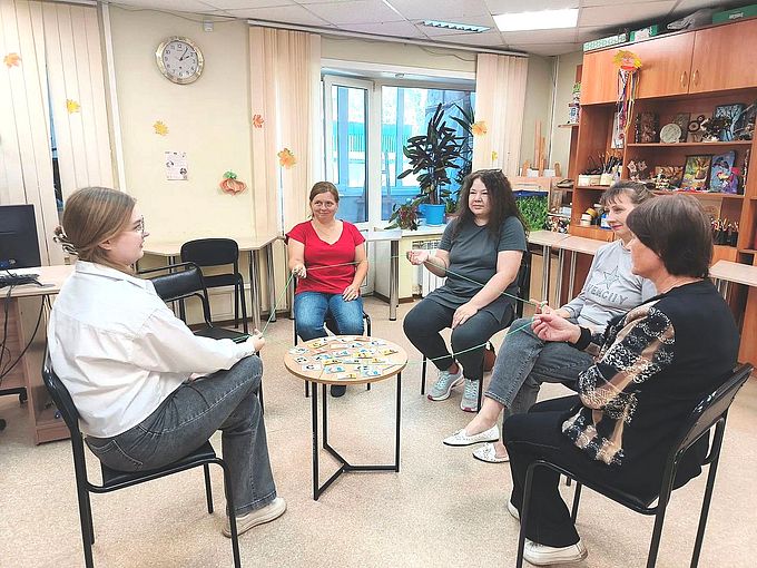 Мамы выполняют упражнение «Клубок»