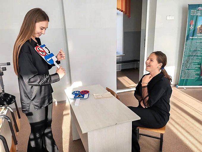 Компаниец Вероника Ивановна спрашивает девочку-подростка о значении дорожных знаков