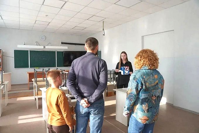 Компаниец Вероника Ивановна задаёт вопрос мальчику и его родителям
