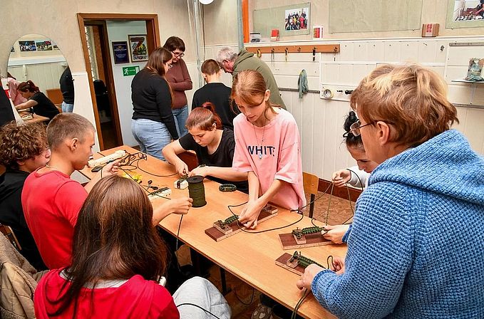 Подростки заняты плетением тактических браслетов