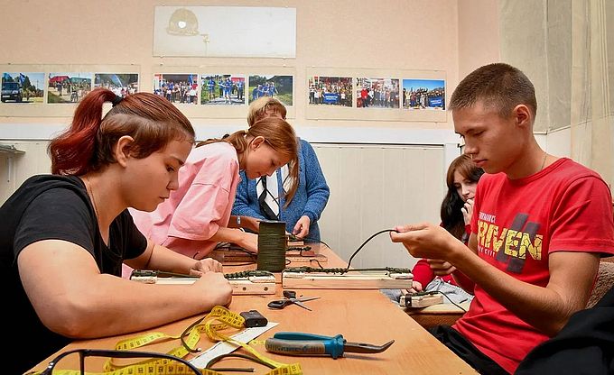 Подростки плетут тактические браслеты из паракорда