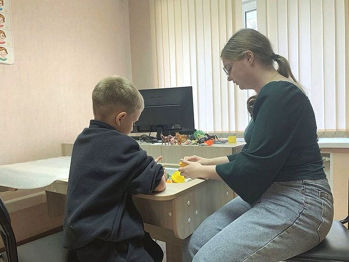 Мальчик лепит свои фигурки из песка