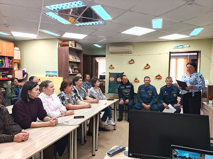 Сотрудники учреждения слушают Коротких Татьяну Александровну