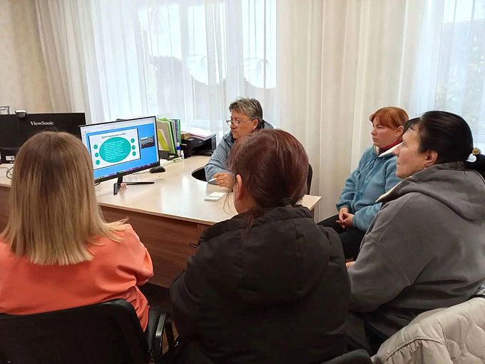 Родители смотрят онлайн-презентацию на экране монитора