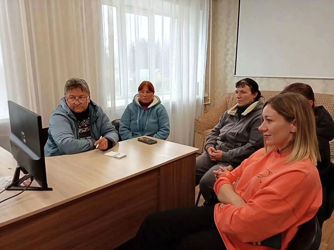 Родители смотрят онлайн-презентацию на экране монитора